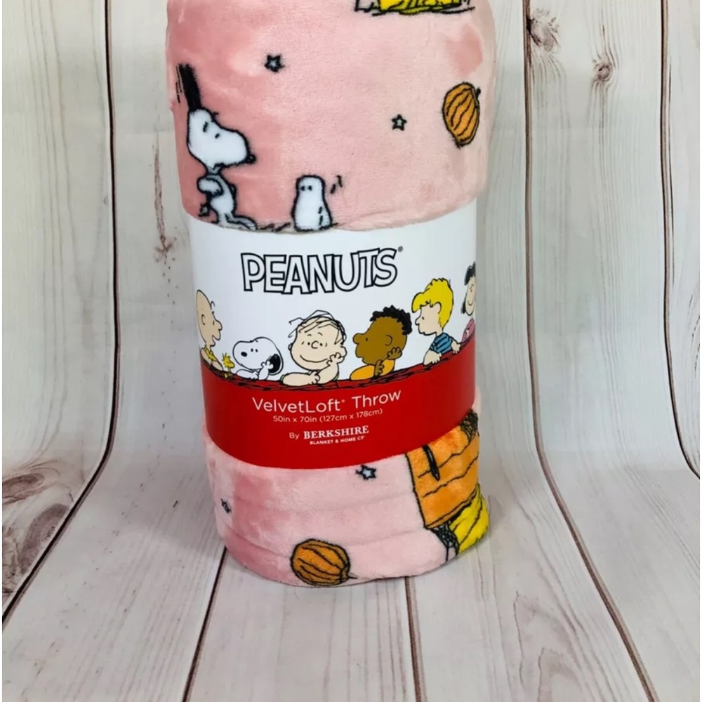 New Beautiful Halloween 👻 Peanuts Snoopy Dog House Baby Pink Berkshire Blanket